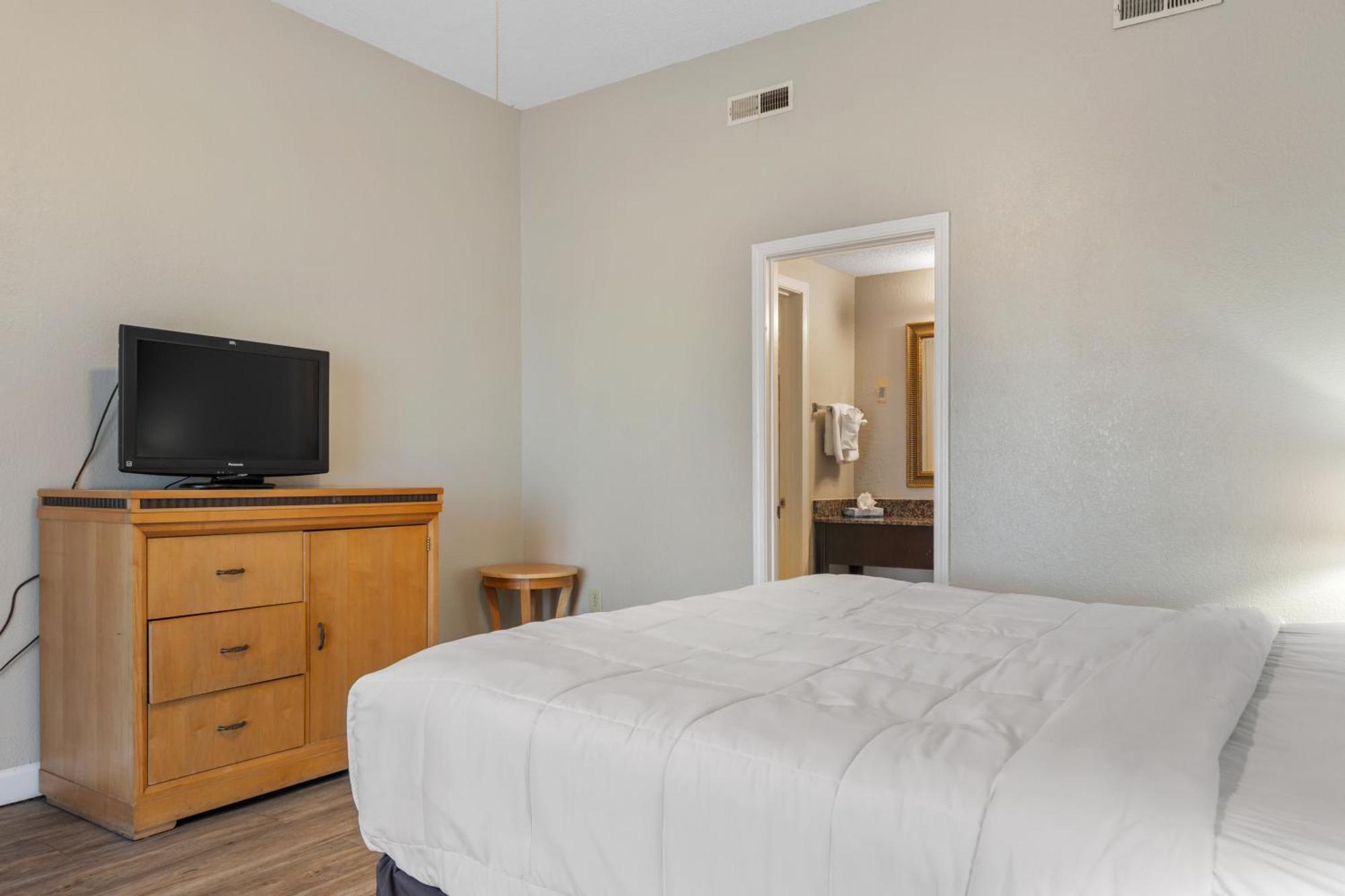 Ocean Crest Inn And Suites Миртъл Бийч Стая снимка