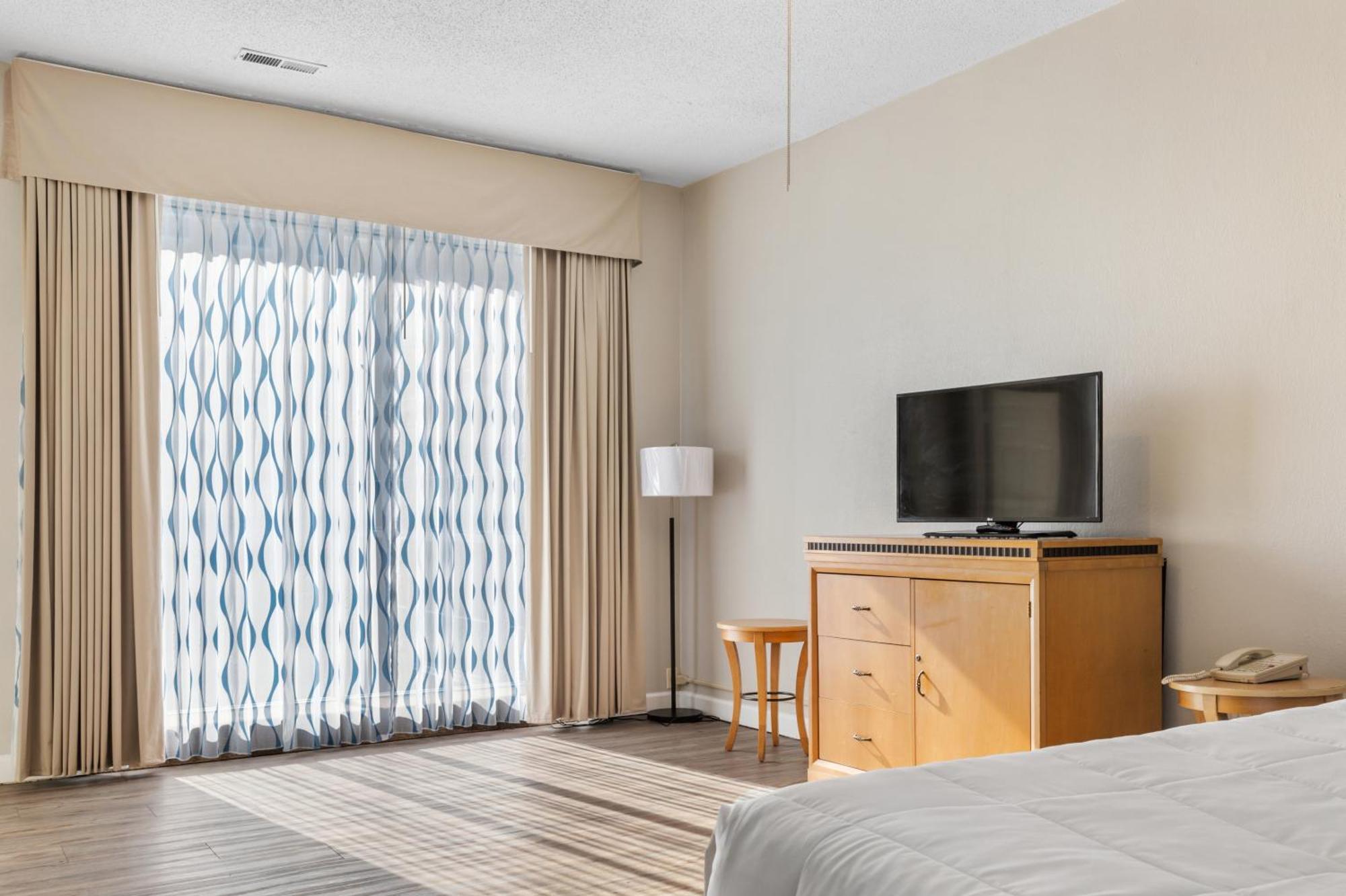 Ocean Crest Inn And Suites Миртъл Бийч Стая снимка