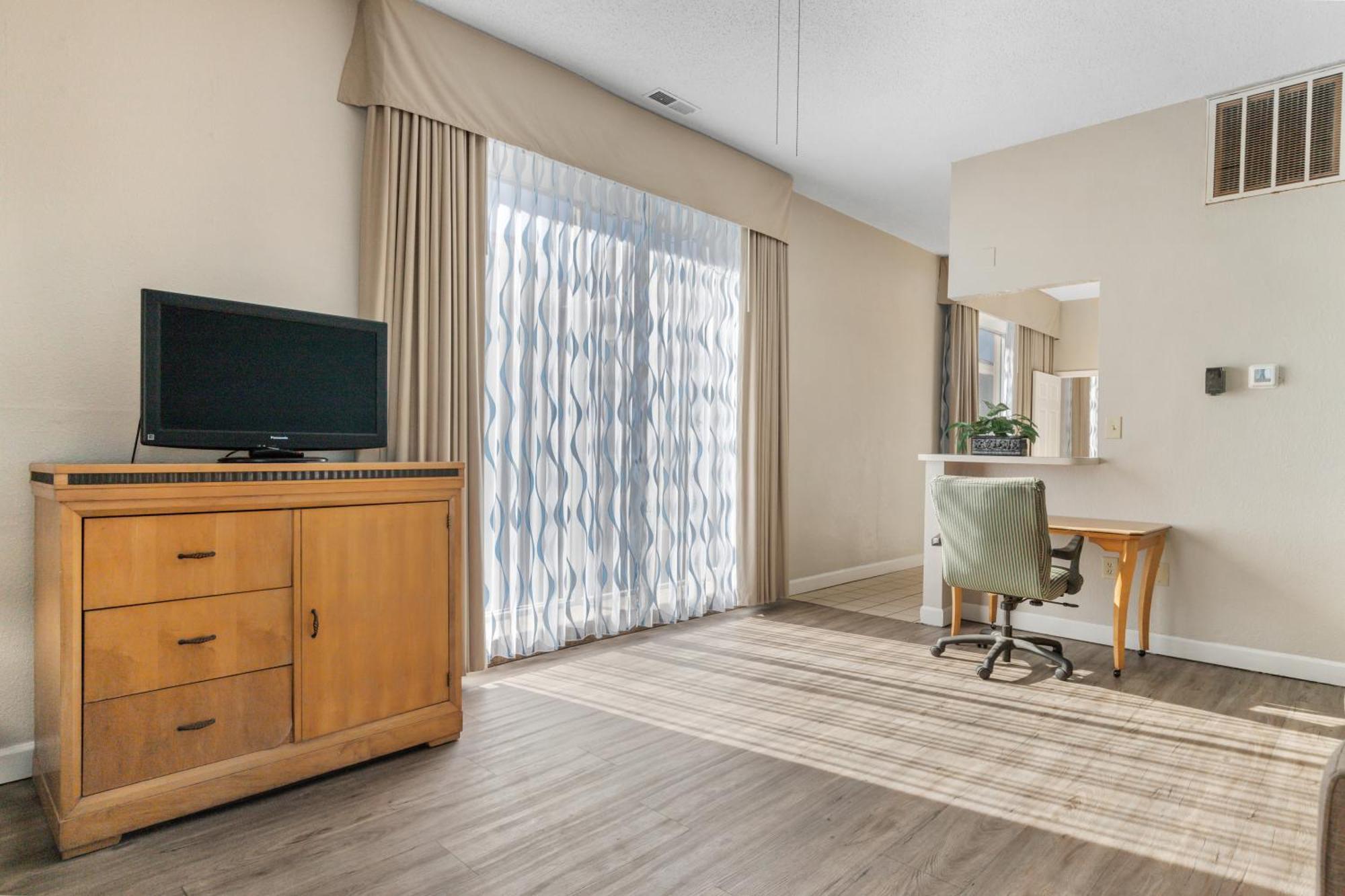 Ocean Crest Inn And Suites Миртъл Бийч Стая снимка