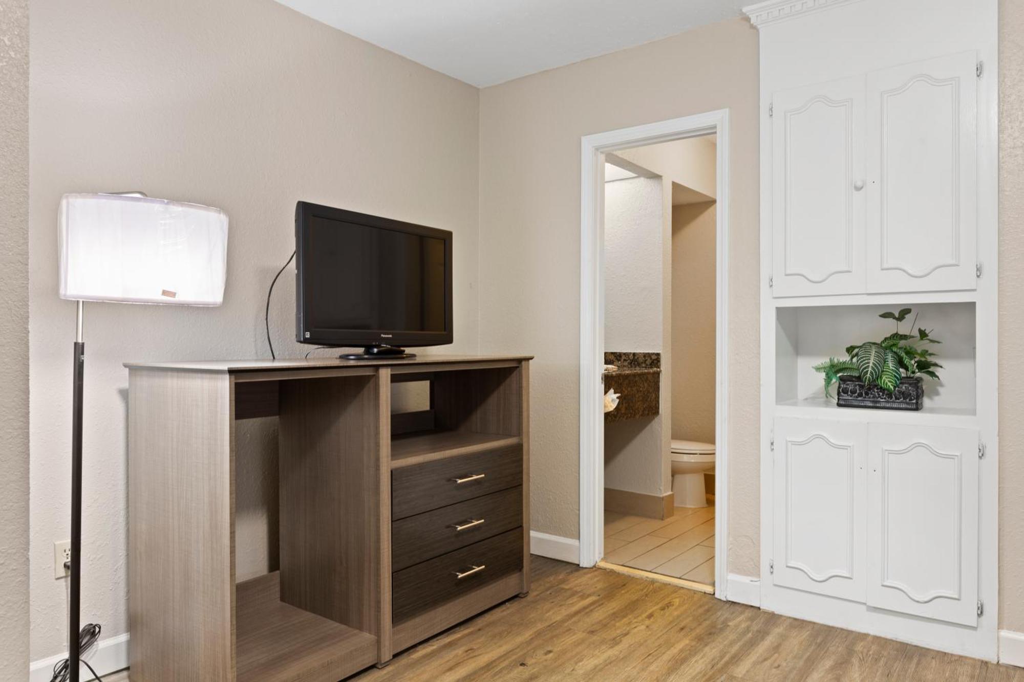Ocean Crest Inn And Suites Миртъл Бийч Стая снимка