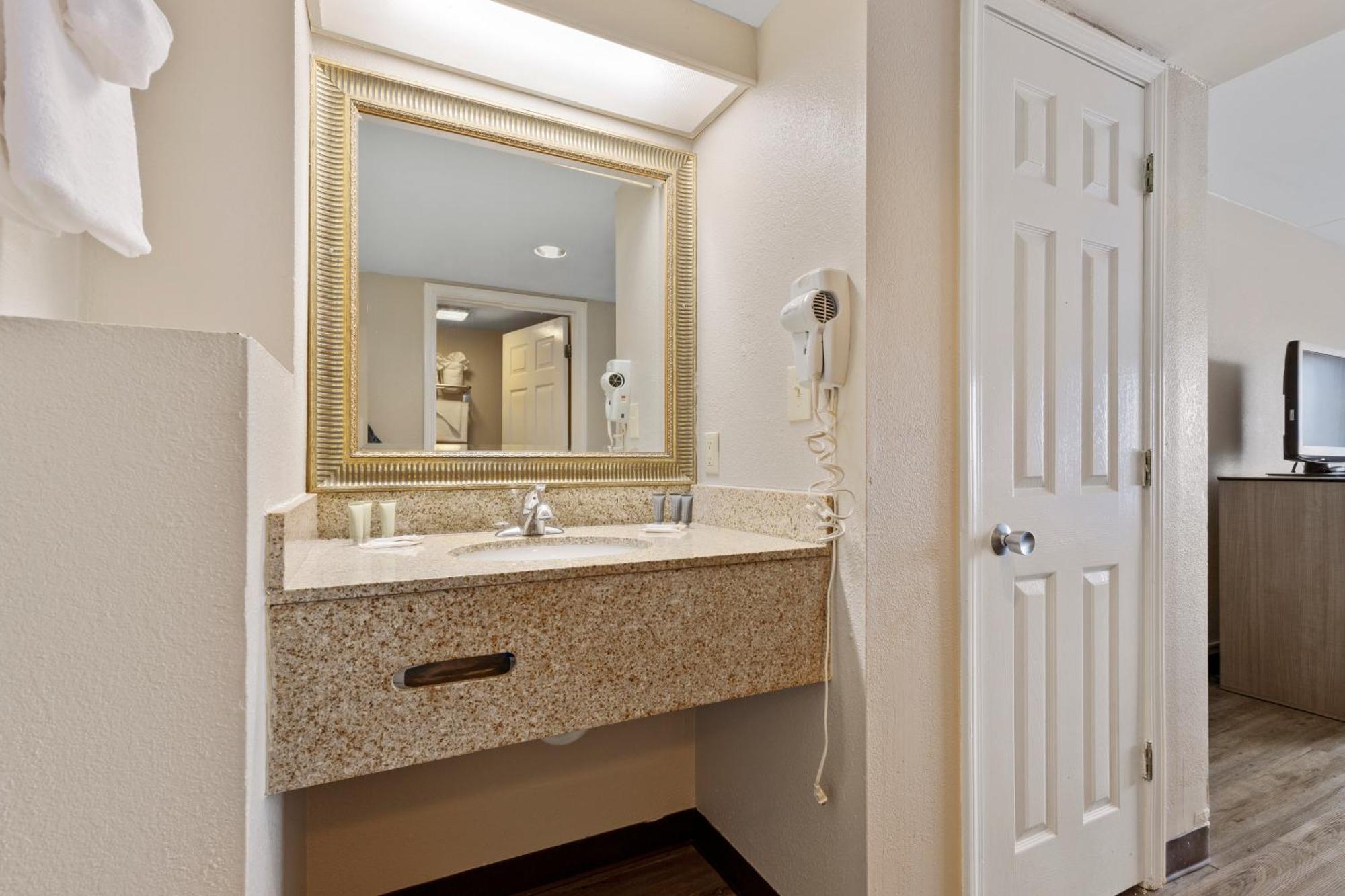 Ocean Crest Inn And Suites Миртъл Бийч Стая снимка